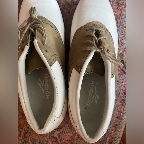 Ladies size 5 Reebok gold shoes. - Picture 4 of 7